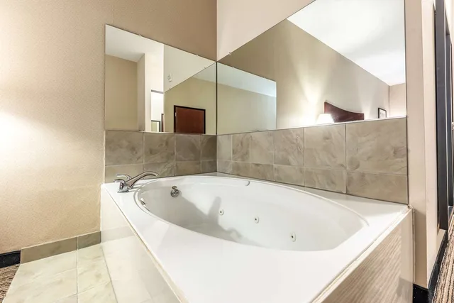 جناح بسرير كينج بحوض جاكوزي لذوي الإعاقة، Red Lion Inn Suites Mineral Wells 3/3