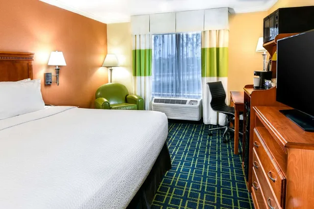 غرفة بسرير كينج، SureStay Hotel by Best Western Ontario Airport 1/3