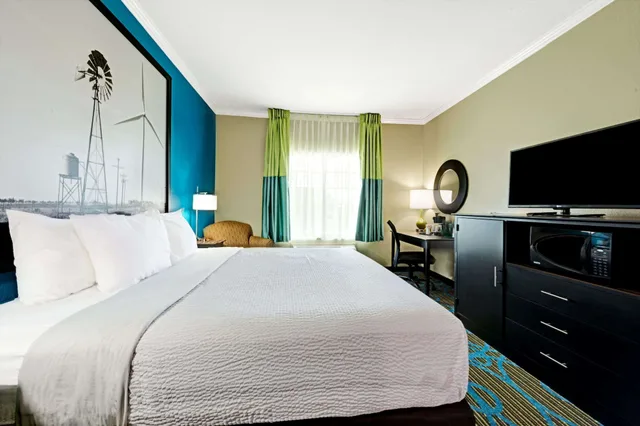 Room, 2 King Beds, Super 8 By Wyndham San Antonio/Alamodome Area 3/10