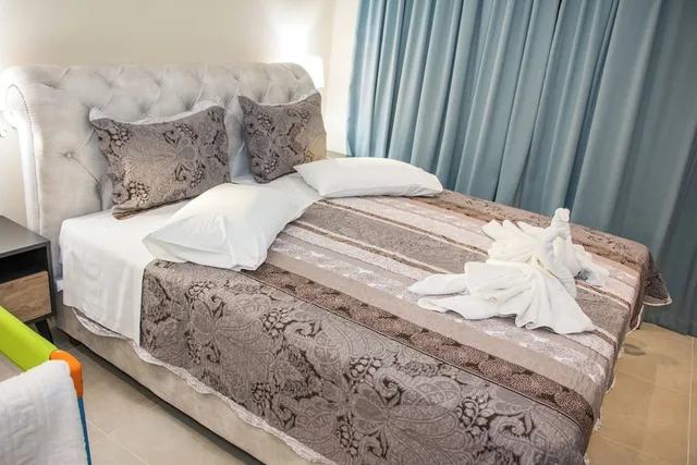 شقة عائلية بسريرين كوين بإطلالة على البحر بغرفتي نوم مع أريكة في الطابق الأرضي، Glyfada Beach 6/10