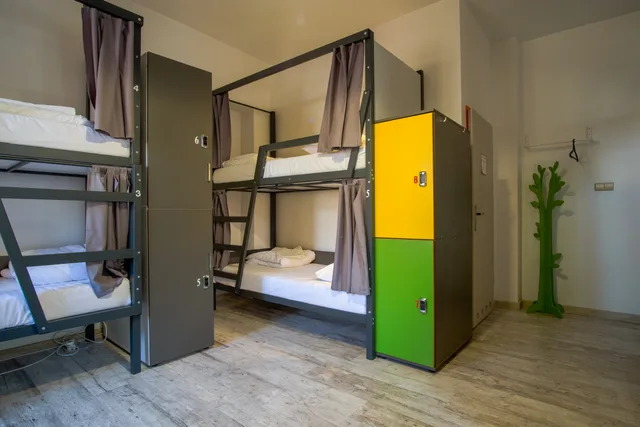 سكن مشترك مختلط بثمانية أسرّة بحمام خاص، Oki Doki Old Town Hostel 5/5