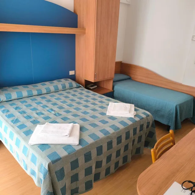 غرفة ثلاثية، Hotel Midi 3/10