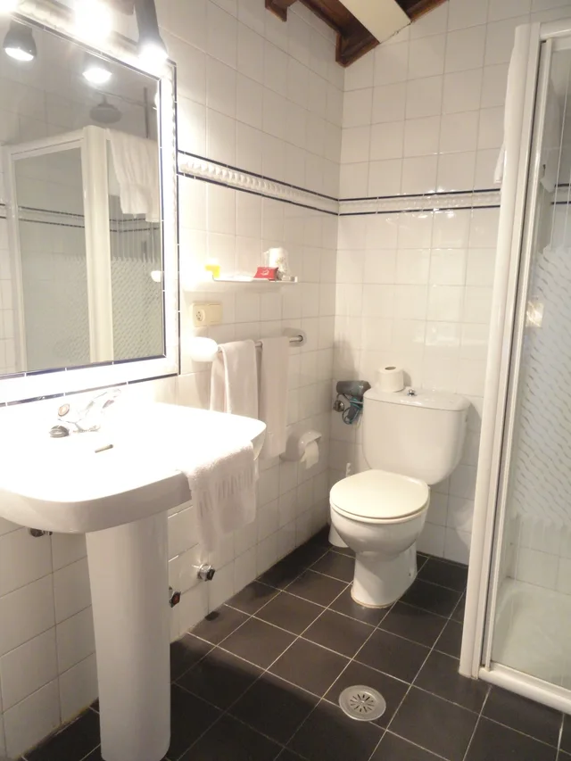 غرفة أساسية بسرير كوين، Hotel Peñalba 1/3