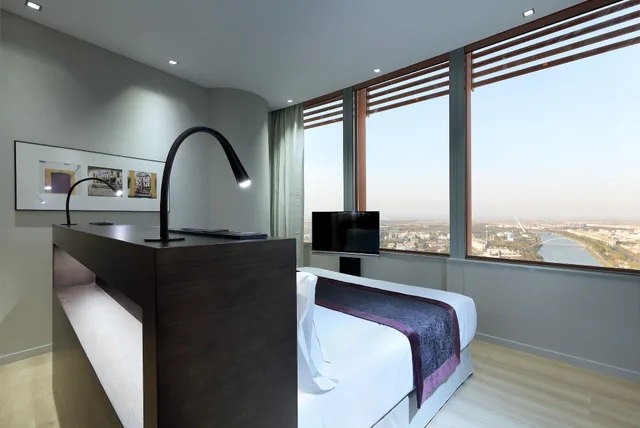 جناح عائلي بسرير مزدوج وسريرين منفصلين، Eurostars Torre Sevilla 5/8