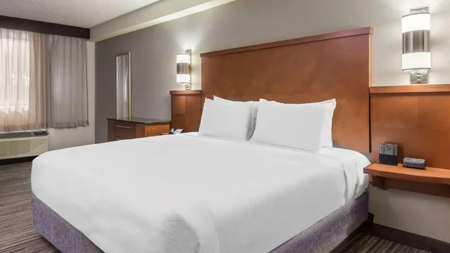 غرفة بسرير كينج مع أريكة لذوي الإعاقة، Hyatt Place Ft Lauderdale Plantation 1/3