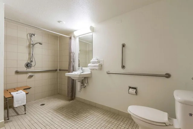 1 Full Bed ADA/Tub، Motel6 Tempe, AZ – Phoenix Airport – Priest Dr 7/9