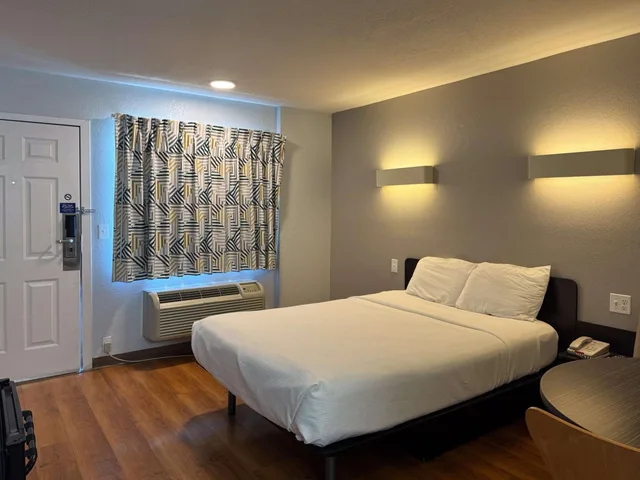 غرفة بسرير كوين، Motel6 Simi Valley, CA 8/9