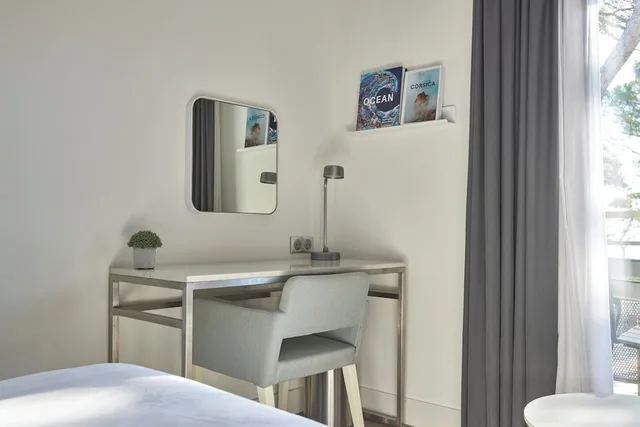 غرفة كومفورت بسريرين منفصلين بإطلالة على البحر بشرفة بغرفة نوم واحدة، Hotel Saint Aygulf 3/5