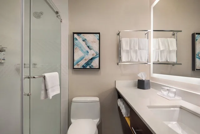 غرفة قياسية بسريرين كوين بشرفة، HOLIDAY INN HOTEL AND SUITES VANCOUVER DOWNTOWN 7/9