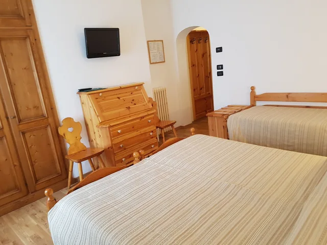 غرفة اقتصادية ثلاثية بسرير مزدوج وسريرين منفصلين، Des Alpes 3/7