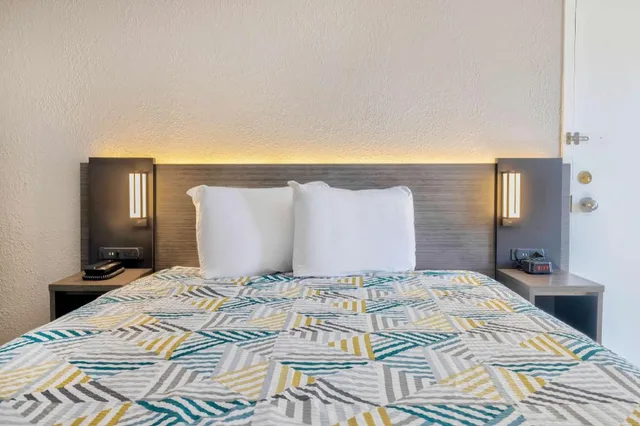 1 Queen Bed - Mobil Access Tub Nsmk Kitchen، Studio6 Effingham, IL 8/10