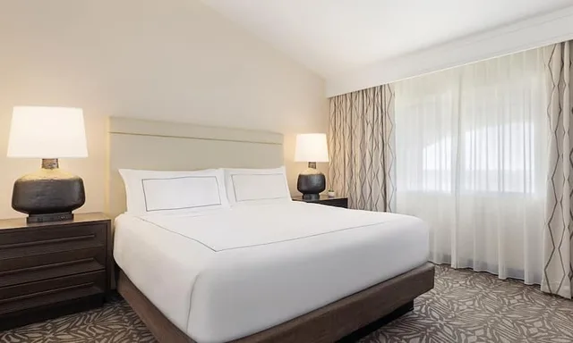 جناح بسرير كينج لذوي الإعاقة، Zachari Dunes on Mandalay Beach, Curio Collection by Hilton 1/1