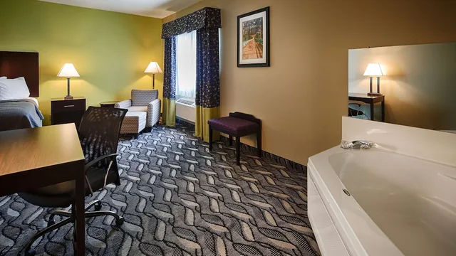 غرفة قياسية بسرير كينج بحوض جاكوزي، Best Western Mt. Vernon Inn 3/4