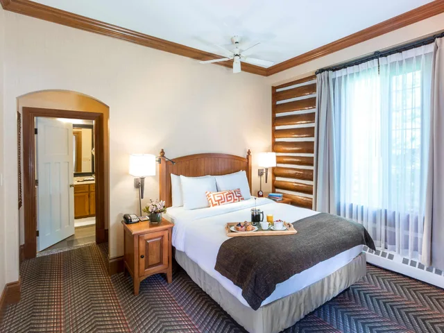 1 Bedroom, Suite, House, Queen Bed, Resort and Court View, Court View، Fairmont Jasper Park Lodge 3/5