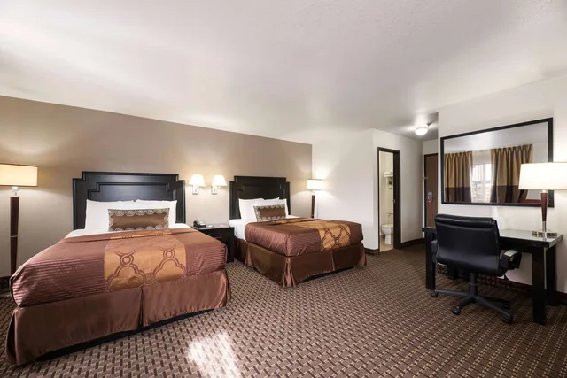 جناح بسريرين كوين، Majestic Canyon Lodge, a Dazzler Select by Wyndham 2/3