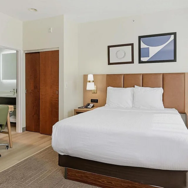 غرفة بسرير كوين بمطبخ، Best Western Plus Hannaford Inn & Suites 1/3