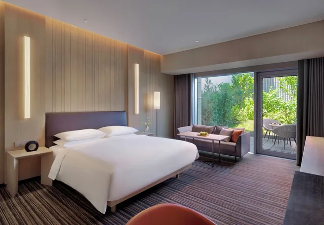 Room, King Bed, Terrace, Hyatt Regency Beijing Wangjing 2/4