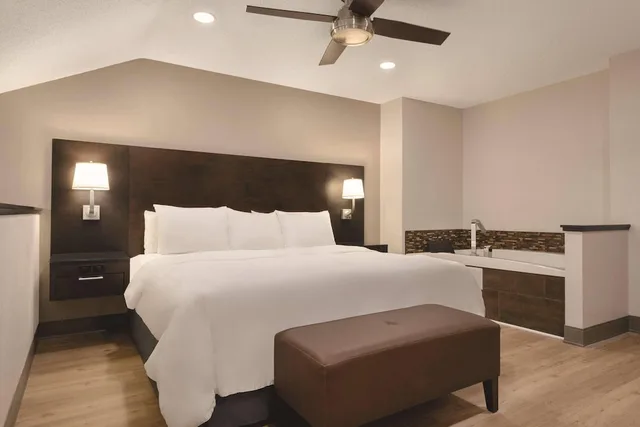 جناح بريميوم بسرير كينج بحوض جاكوزي، Radisson Hotel and Conference Center Rockford 1/1