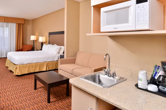 جناح بسرير كينج بغرفة نوم واحدة مع أريكة، Holiday Inn Express Breezewood 9/9