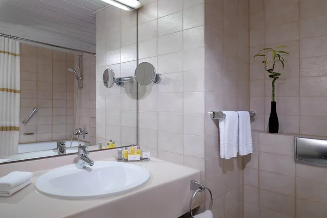 غرفة بسريرين منفصلين بشرفة، HEIDELBERG MARRIOTT HOTEL 3/3