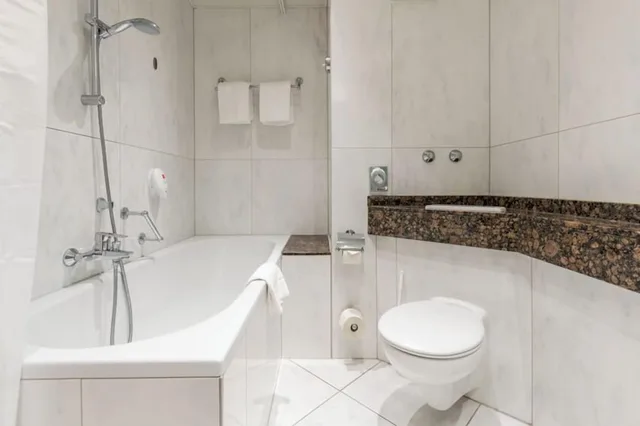 غرفة قياسية ثلاثية بشرفة، Azimut Hotel Dresden 4/4