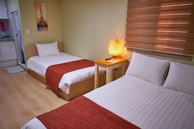 غرفة ثلاثية بسرير كوين وسرير فردي، R Guesthouse 5/10