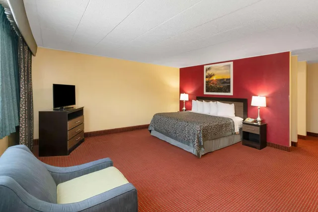 غرفة ثلاثية بسرير كينج، Days Inn by Wyndham Scranton PA 4/5