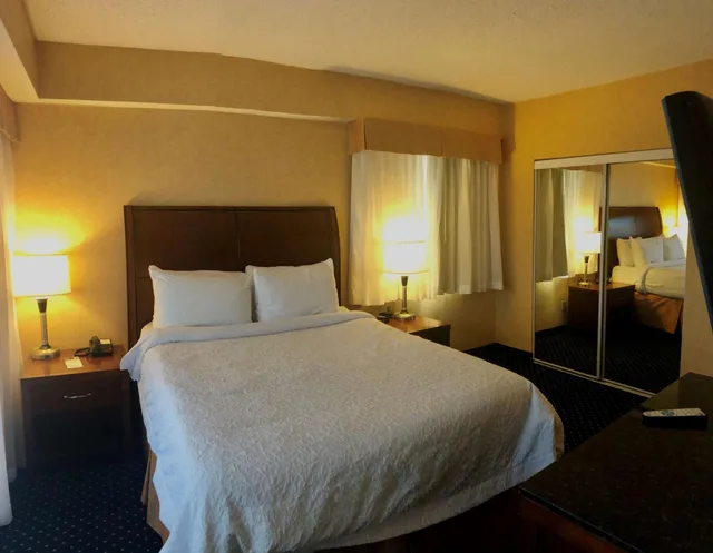 جناح بسرير كوين بجاكوزي، Best Western Plus Suites Downtown 2/10