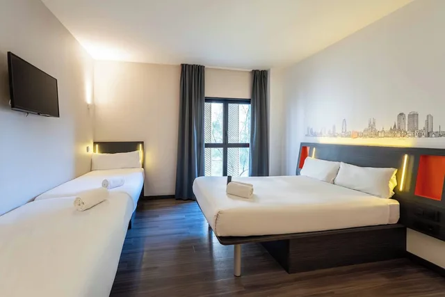 غرفة قياسية رباعية بسرير مزدوج وسريرين منفصلين، easyHotel Barcelona Fira 7/10