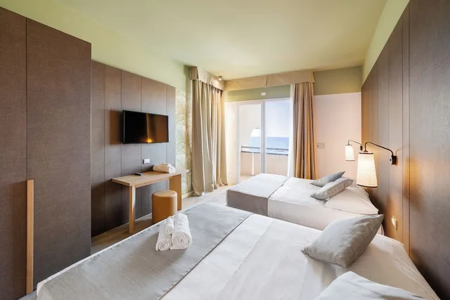 Room, 2 Queen Beds, Hotel Life 1/1