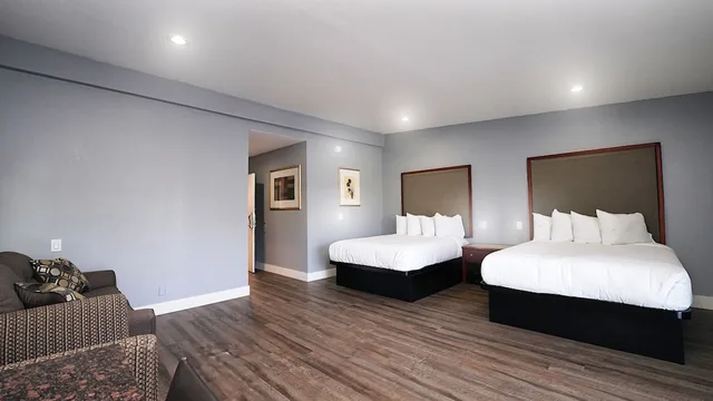 Renovated, 2 Queen Beds, Sofa, Balcony, Seaside Inn & Suites 2/8
