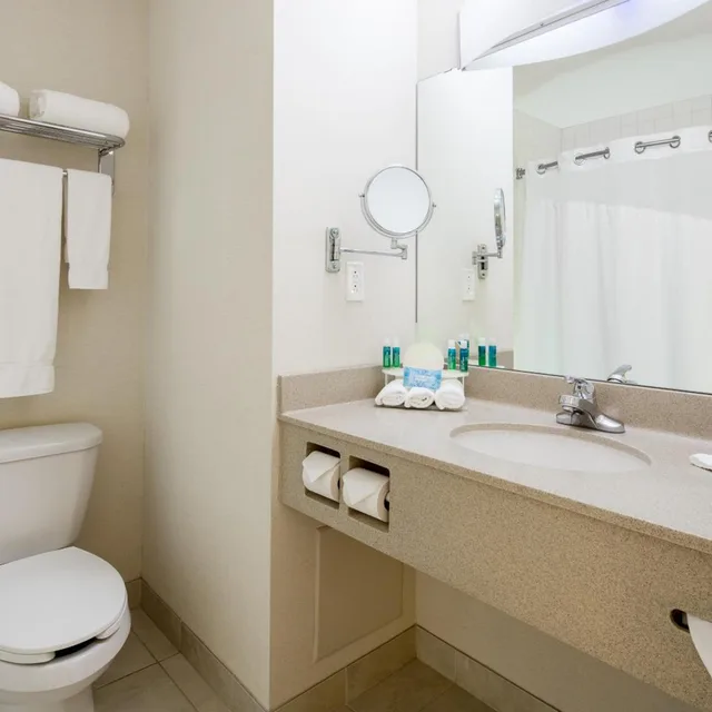 غرفة بسريرين كوين مع أريكة، Holiday Inn Express Suites Dieppe Airport 3/3