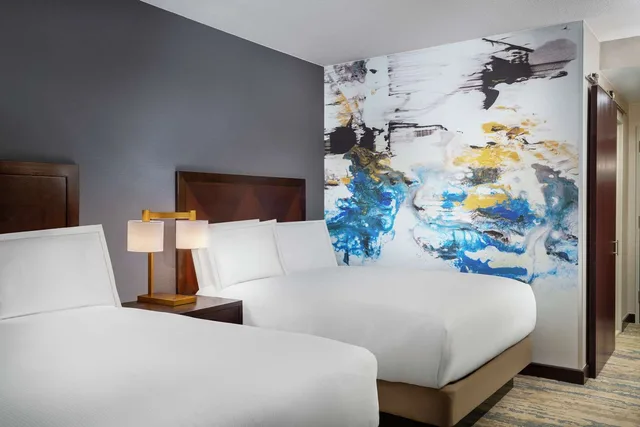 غرفة بسريرين كوين بحوض استحمام لذوي الإعاقة، Hilton Americas Houston 3/4
