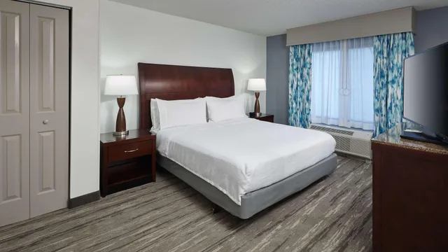 جناح بسرير كينج بغرفتين بحوض جاكوزي لذوي الإعاقة، Hilton Garden Inn Merrillville 2/4