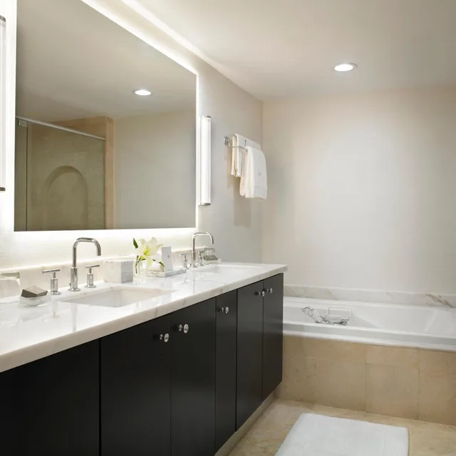 غرفة بسرير كينج بإطلالة على المدينة، Acqualina Resort & Residences On The Beach 1/1