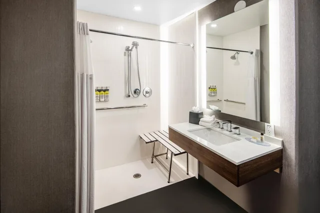 جناح بسرير كينج وسريرين كوين بغرفتي نوم مع أريكة، Staybridge Suites Phoenix-Glendale 8/10