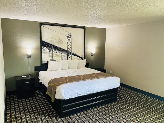 Standard, King Bed, Super 8 by Wyndham Grand Rapids/Wyoming 2/4