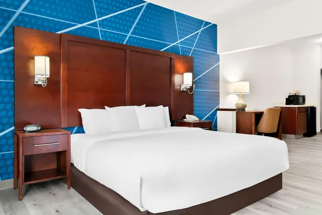 جناح بسرير كينج، Holiday Inn Express & Suites Southfield - Detroit 3/6