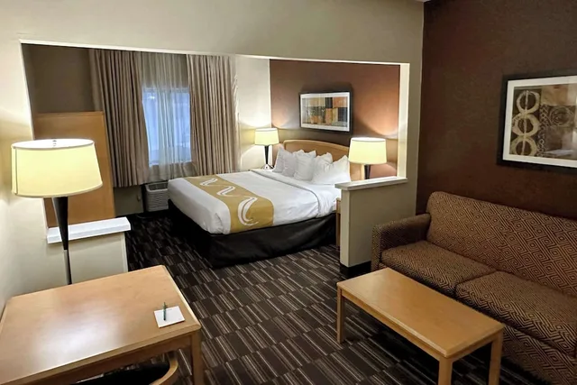 جناح بسرير كينج مع أريكة، Quality Suites Near West Acres 4/6