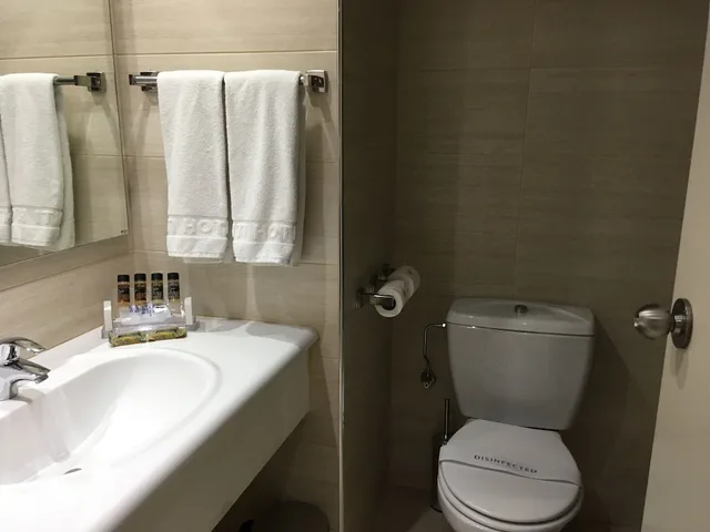 غرفة بأسرّة بطابقين وسرير فردي، Avanti Hotel 1/1