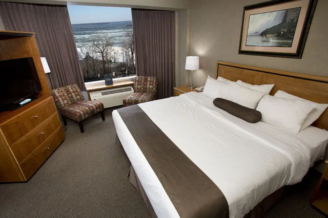 Interior, Courtyard, King Bed، The Oakes Hotel Overlooking the Falls 1/4