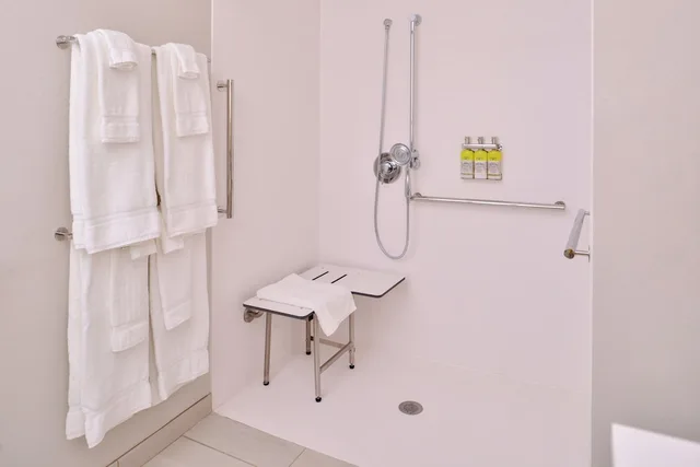 غرفة قياسية بسرير كينج، Holiday Inn Express & Suites Olathe West 5/5