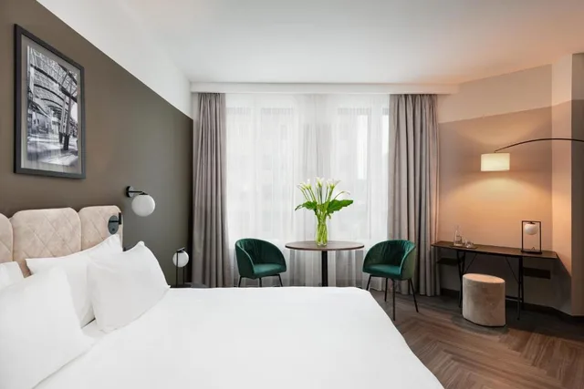 جناح جونيور، Hotel Tocq 1/5