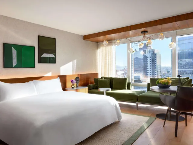 Fairmont Gold, King Bed, Harbour and Mountain View، Fairmont Pacific Rim 6/10