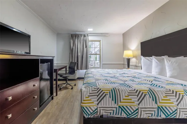 1 King Bed Mobility Accessible RI Shower Nsmk، Motel6 Dallas, TX - Downtown 4/10
