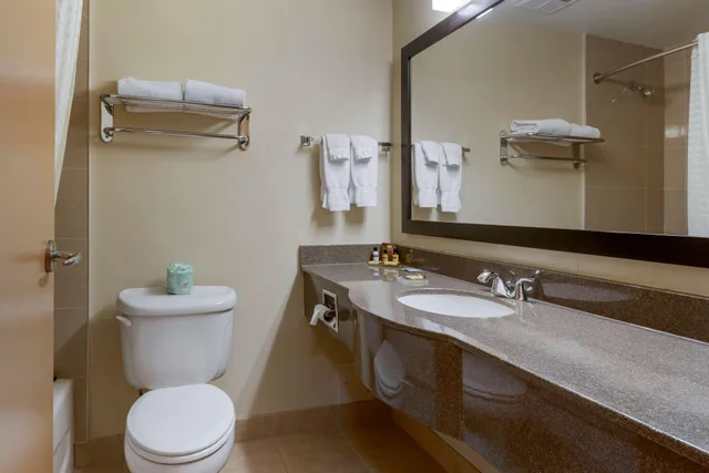غرفة بسريرين كوين، Best Western Plus Burlington Inn and Suites 2/2