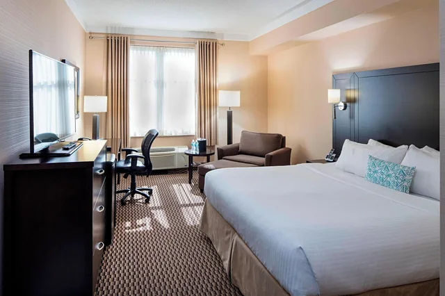 Suite, Queen Bed, Delta Hotels by Marriott Guelph Conference Centre 1/6