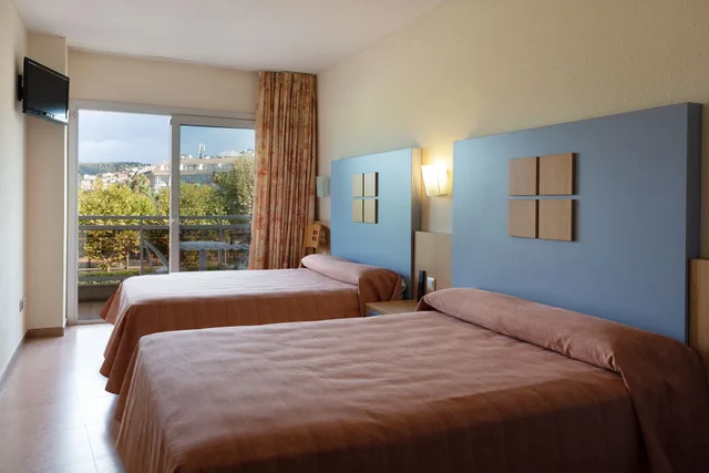 غرفة قياسية رباعية بسرير مزدوج وسريرين منفصلين، Caprici Beach Hotel & Spa 1/6