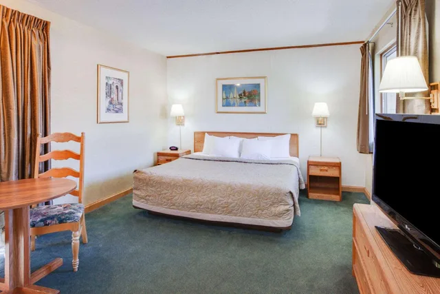 Superior, King Bed, Lake Front، Super 8 by Wyndham Mackinaw City/Beachfront Area 3/5
