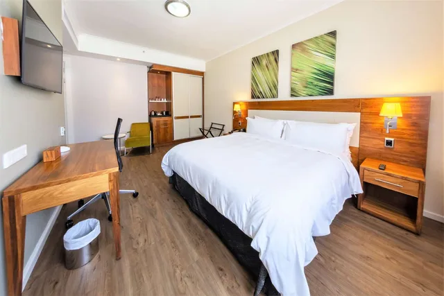 غرفة بسرير كوين، Doubletree By Hilton Cape Town - Upper Eastside 1/6